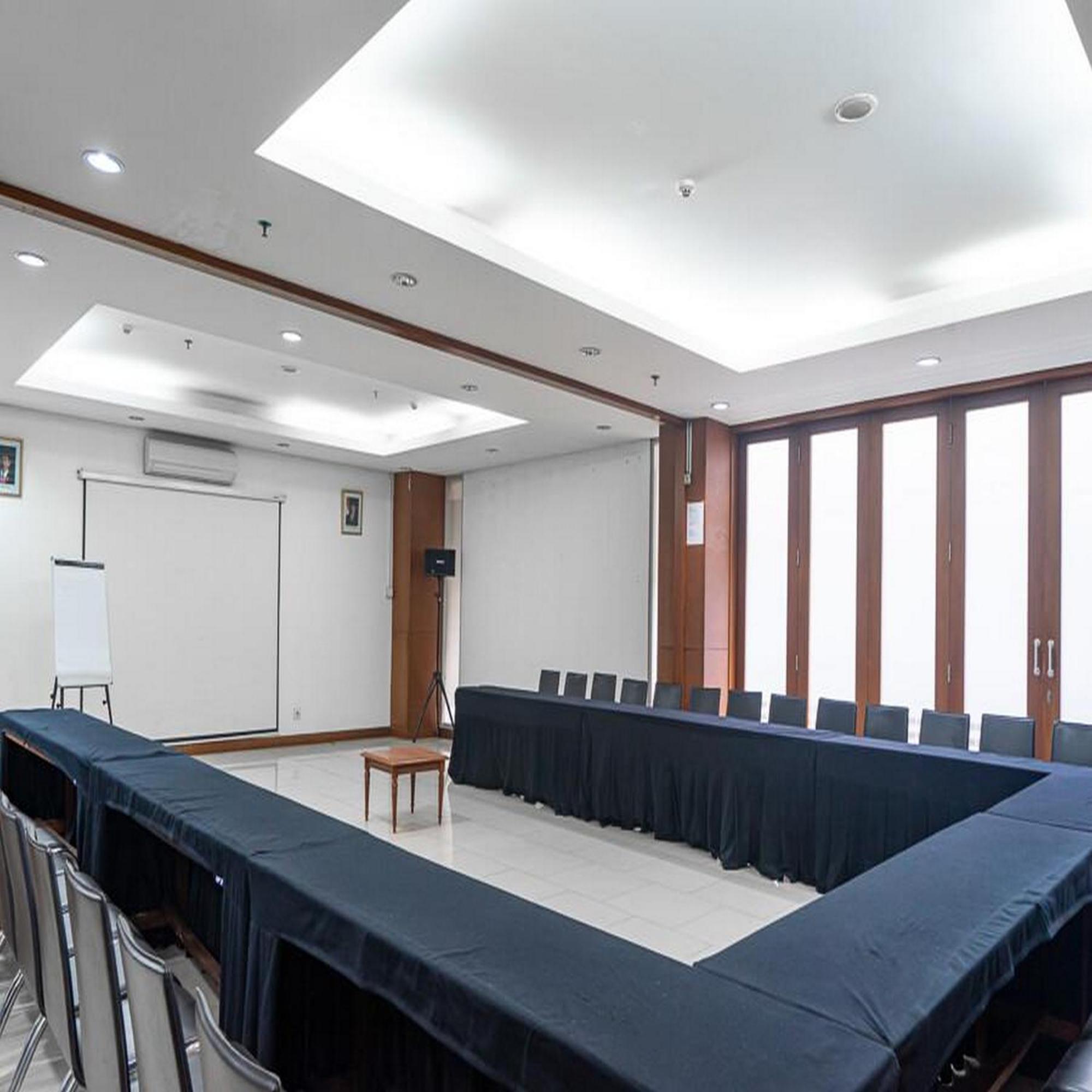 Reddoorz Plus At Blue Pacific Blok M Jakarta Buitenkant foto