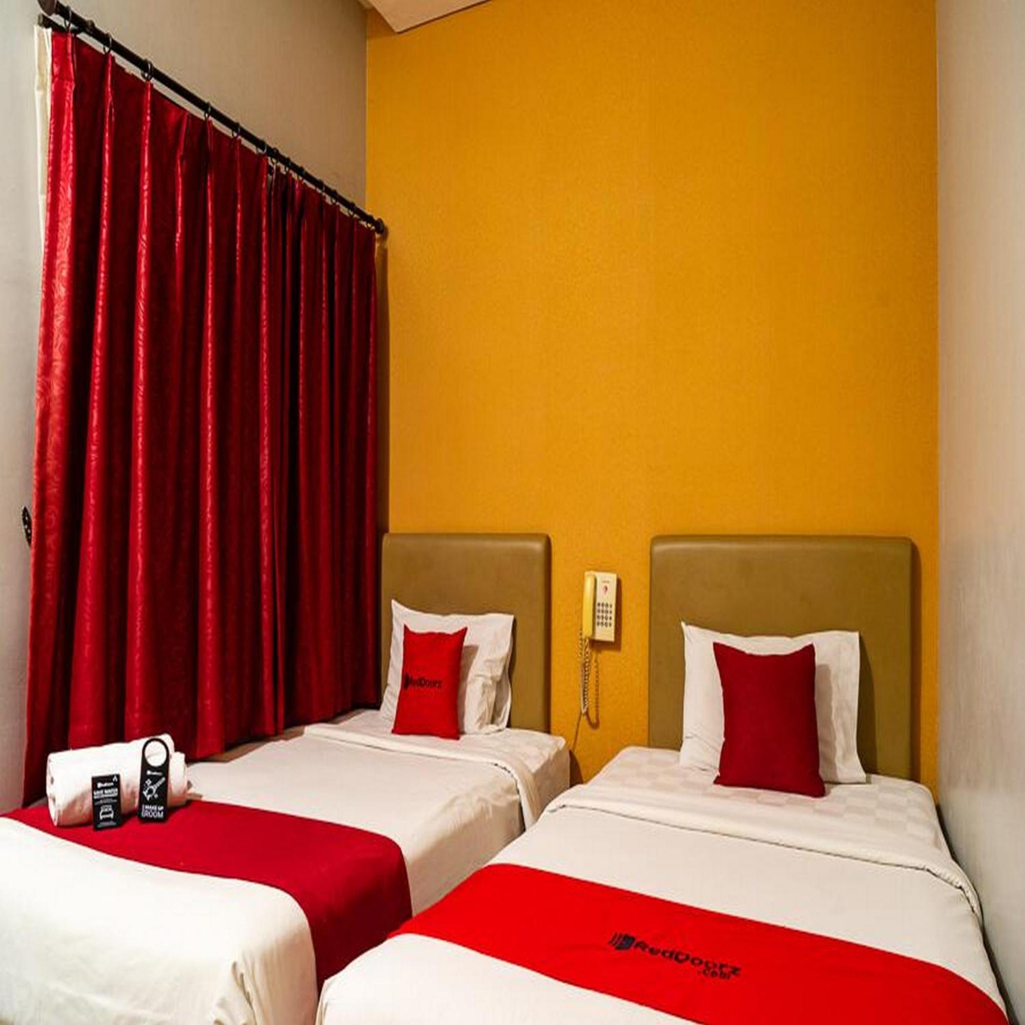 Reddoorz Plus At Blue Pacific Blok M Jakarta Buitenkant foto